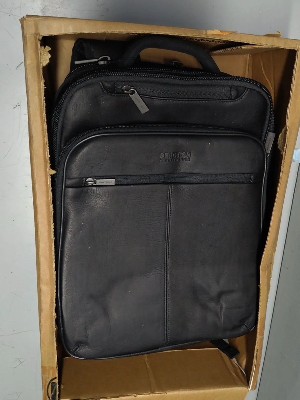 Kenneth Cole Reaction out of the bag Manhattan Colombian leather